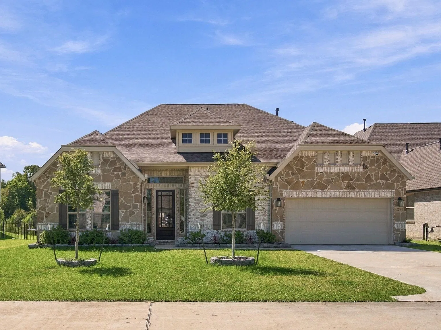 4 bed, 3.0 bath, 3290 sqft, $3,400 — Photo 2