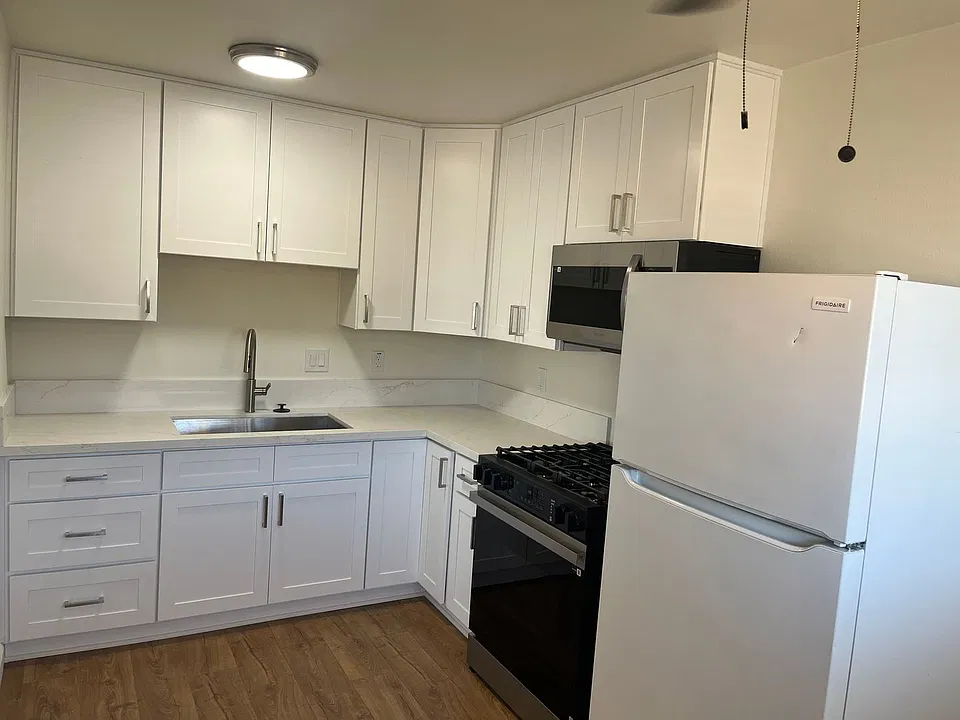 702 E. Mission Ave