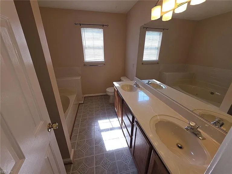 1460 Berkshire Dr — Photo 18