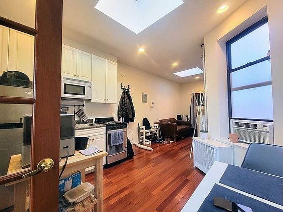 4th image of 256 E 10th St #6U