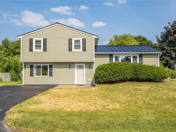 56 Gannett Rd, Farmington, NY 14425