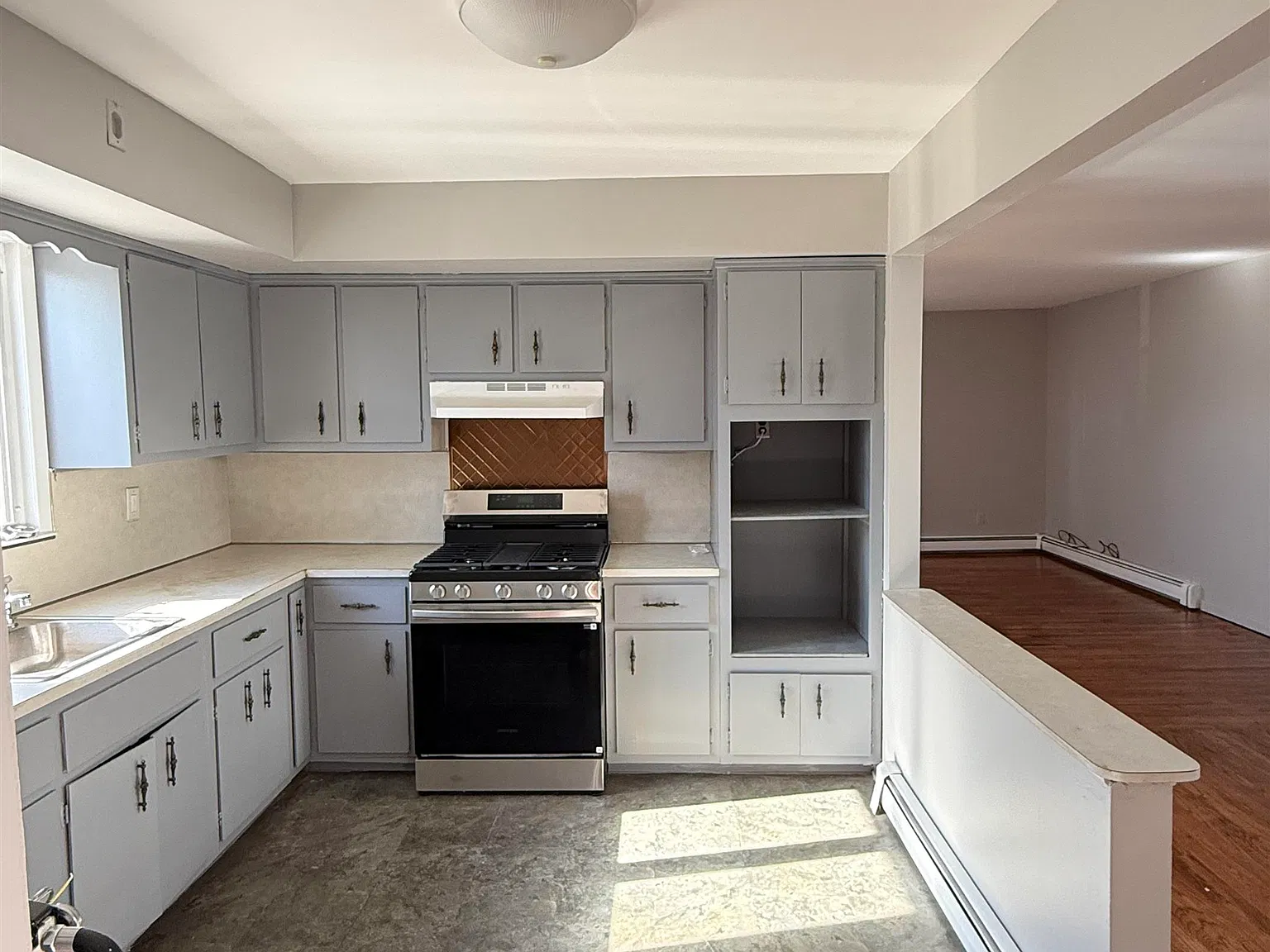 3 bed, 1.0 bath, $2,500 — Photo 4