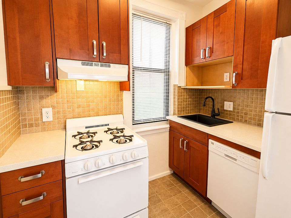 1st image of 33 Peterborough St #11