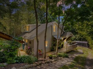 31 Garnet Dr, Oak Ridge, NJ 07438