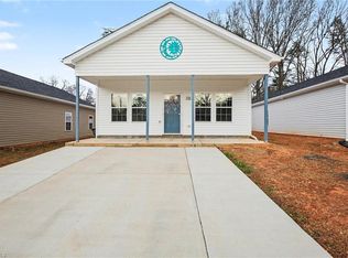 715 Meadowgreen Village Dr, Eden, NC 27288