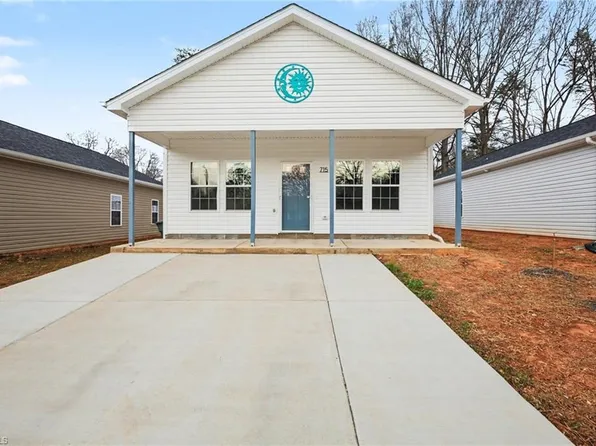 715 Meadowgreen Village Dr, Eden, NC 27288