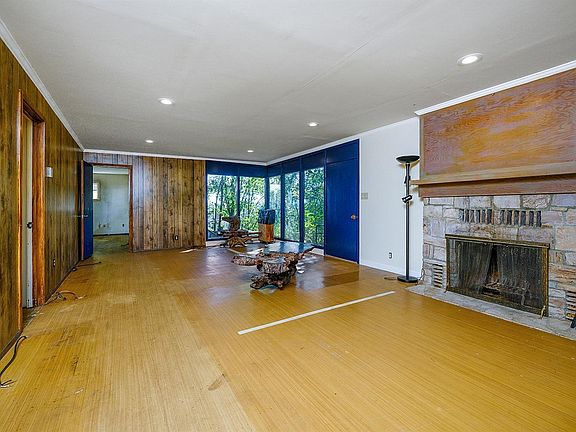 3rd image of 17260 Hillcrest Ave