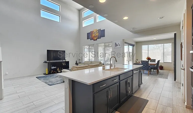 3407 E Louise Dr — Photo 3