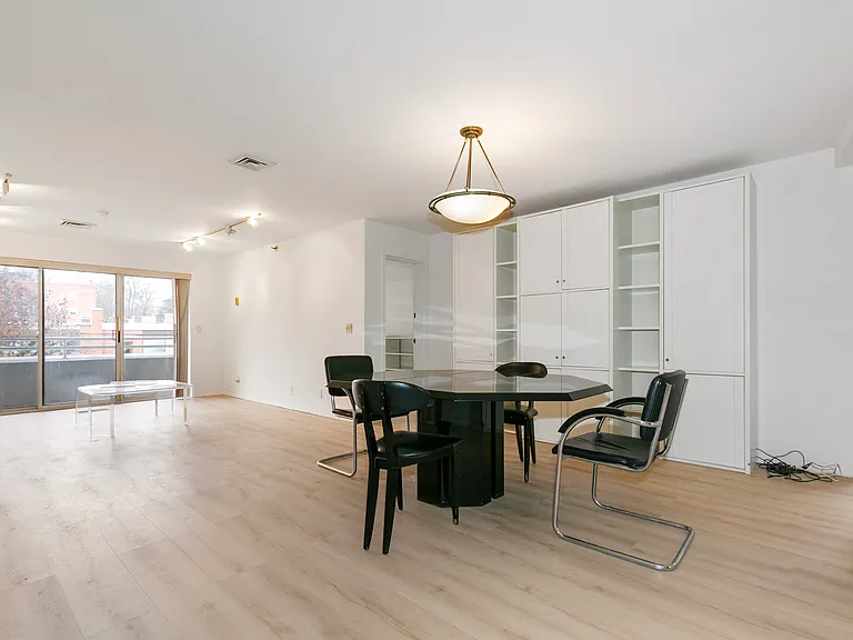 100 Cuttermill Rd — Photo 11