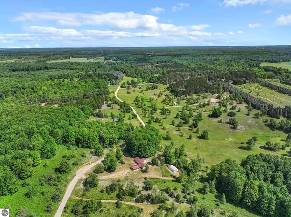 4622 Vista Valley Rd, Mesick, MI 49668