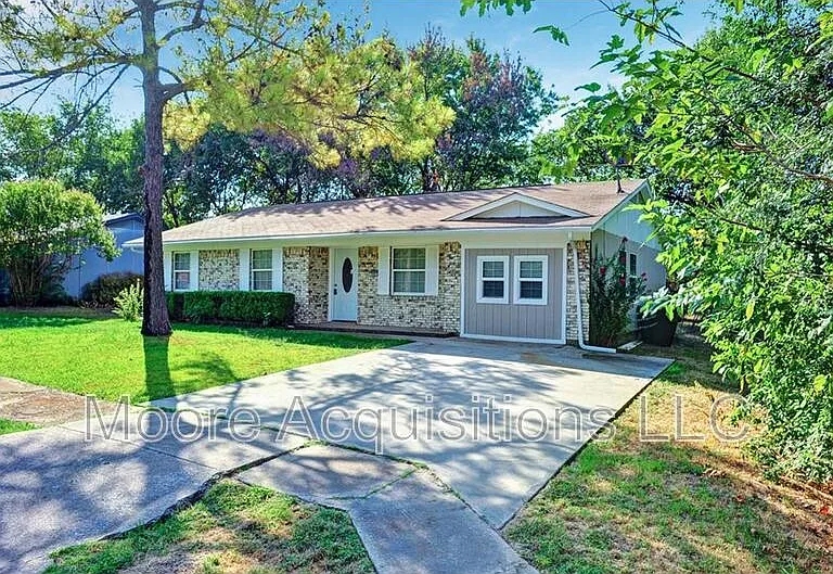 302 E Kansas St — Photo 1