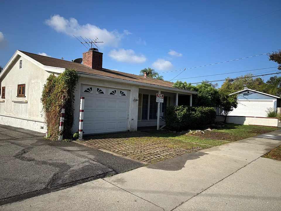122 W 10th St