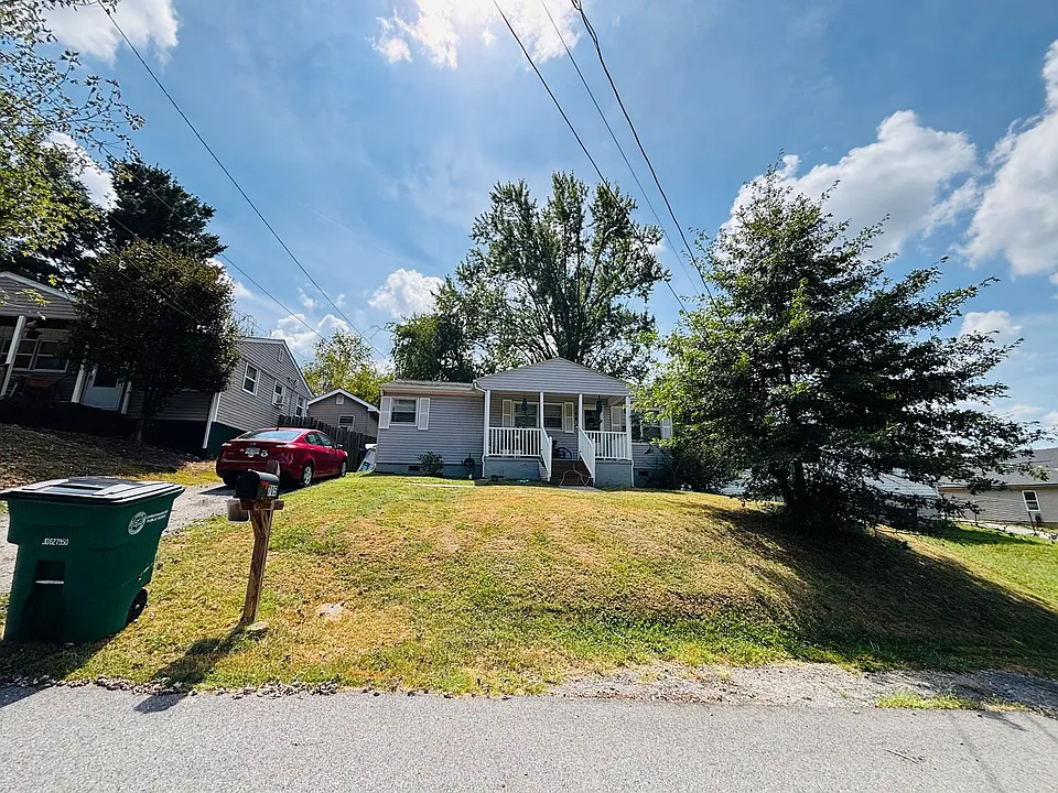 705 N Dr NE