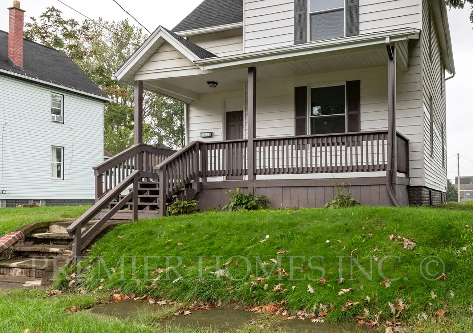 Beautifully renovated 3BR, 1BA home with a yard, porch, and pet-friendly! -1022 5th St SW Canton, OH — Photo 2