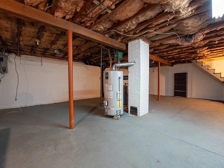 Large Basement, great storage