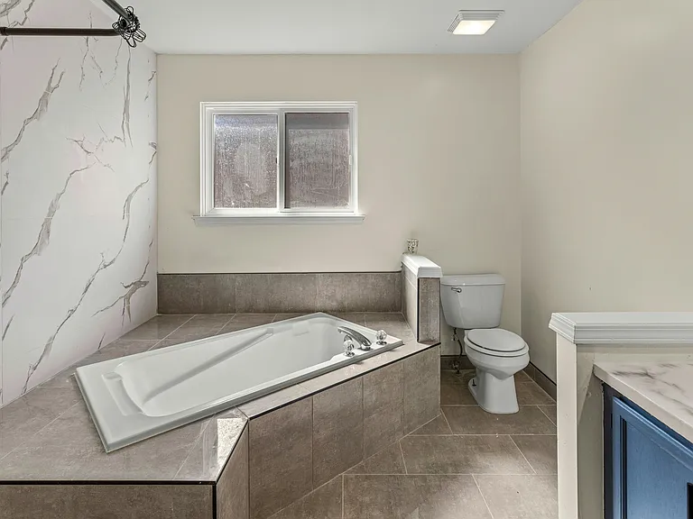 Master Bedroom bathroom