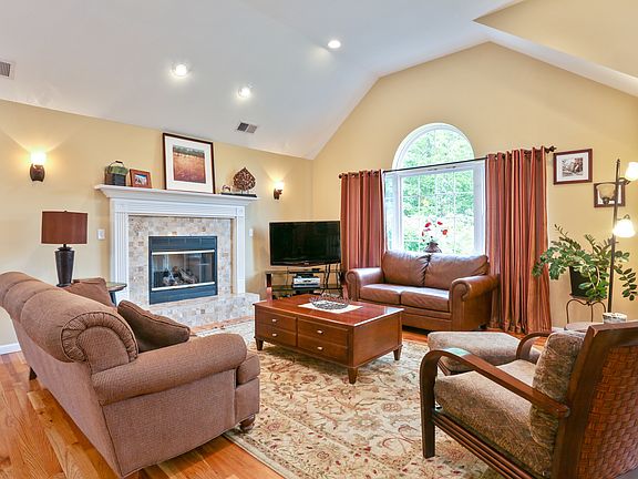 2nd image of 15 Albert Ln