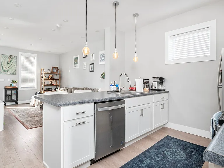 622 W State St — Photo 12