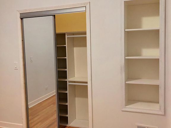 5th image of 1084 N Marshfield Ave #1F