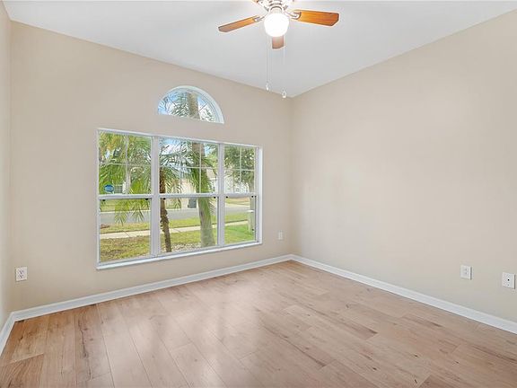 4th image of 427 Stone Briar Dr
