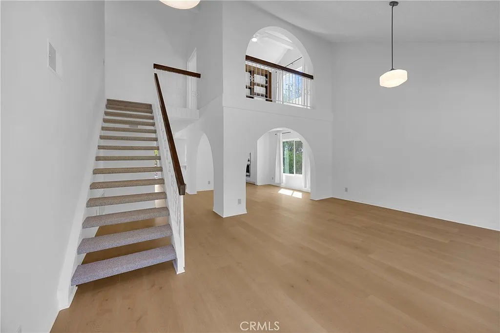 3 bed, 2.5 bath, 2660 sqft, $5,995 — Photo 2