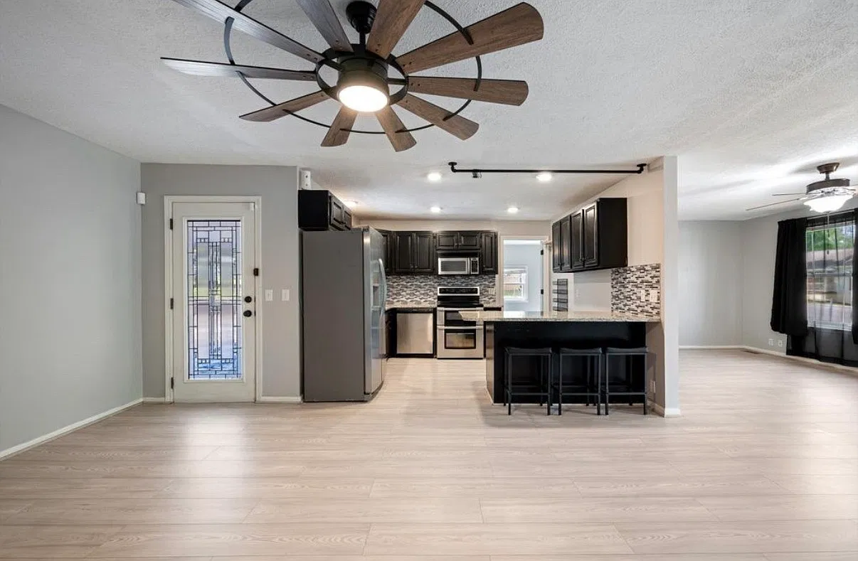 208 Bass Dr — Photo 3