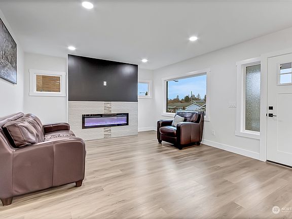 4th image of 5024 Yakima Avenue