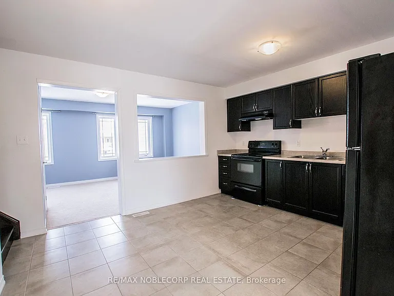 1287 Coleman Cres — Photo 5