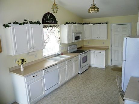 Pristine kitchen - creamy white cabinets