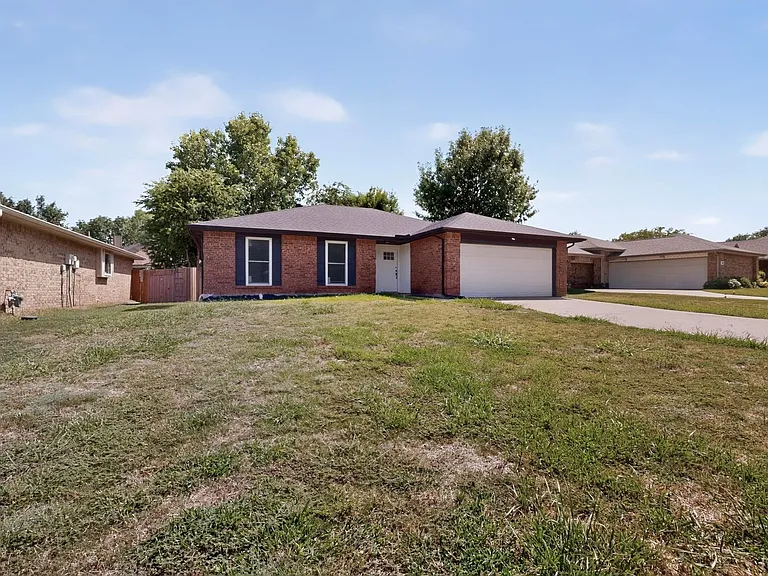1313 Homestead St — Photo 3