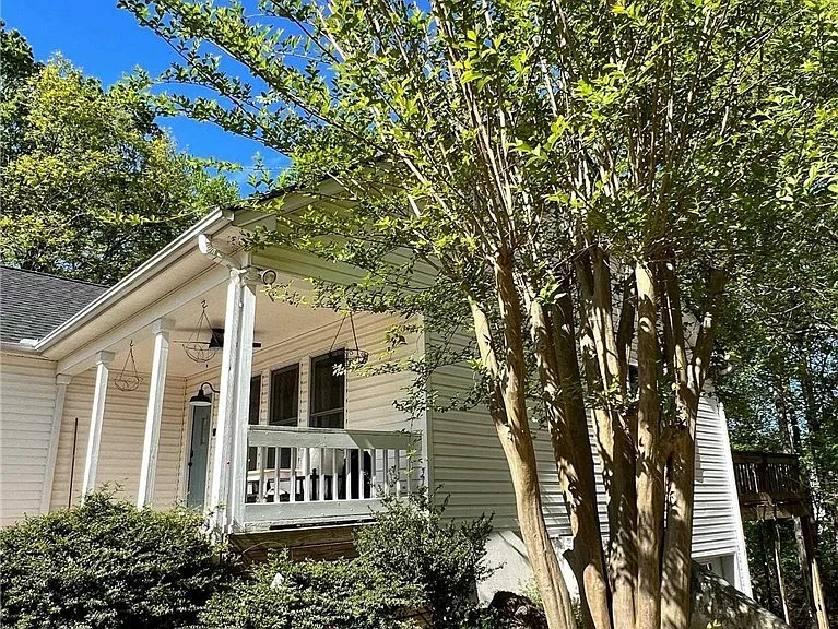 202 Concord Dr — Photo 2