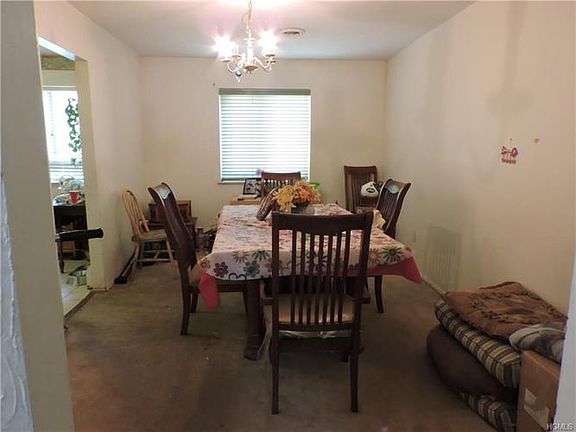 4th image of 6 Carol Ct