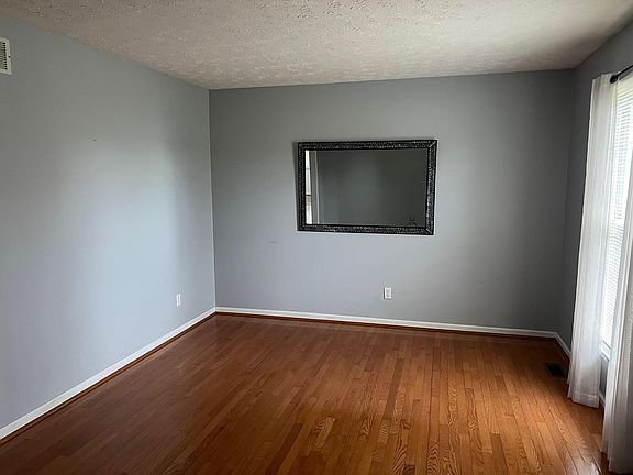 4th image of 19 Estes Dr