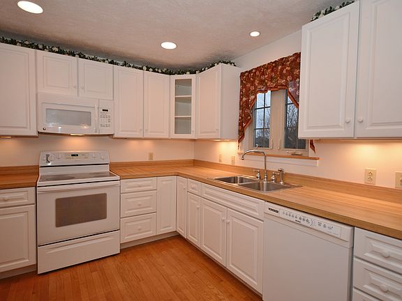 Kitchen w/recessed lights