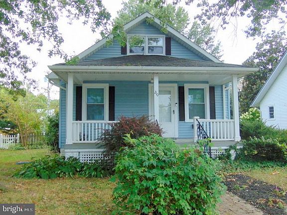 2nd image of 210 Stewart St