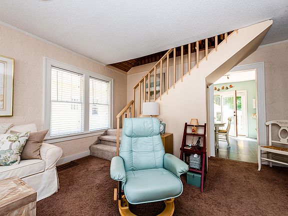 4th image of 616 Duverne Ave