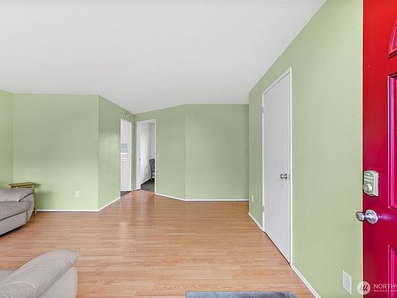 3rd image of 2950 40th Avenue NE