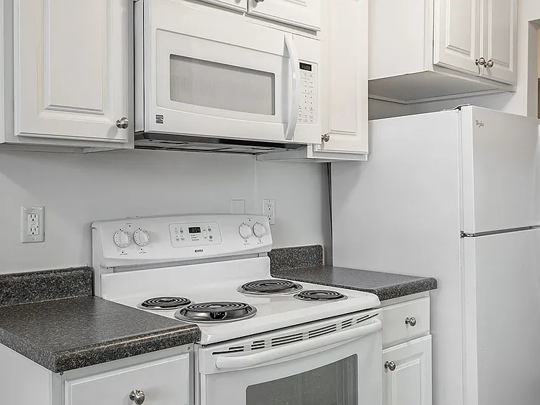 Delta Square Apartments - Lansing, MI — Photo 9
