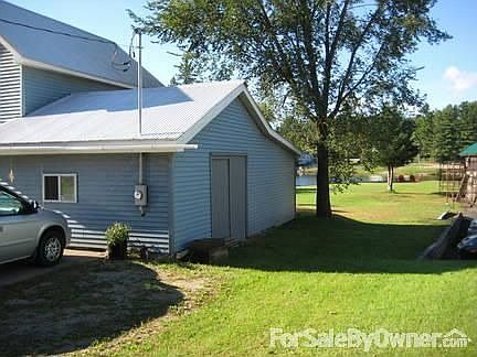 Side: garage/workshop
						:
						More of a workshop than a car garage.