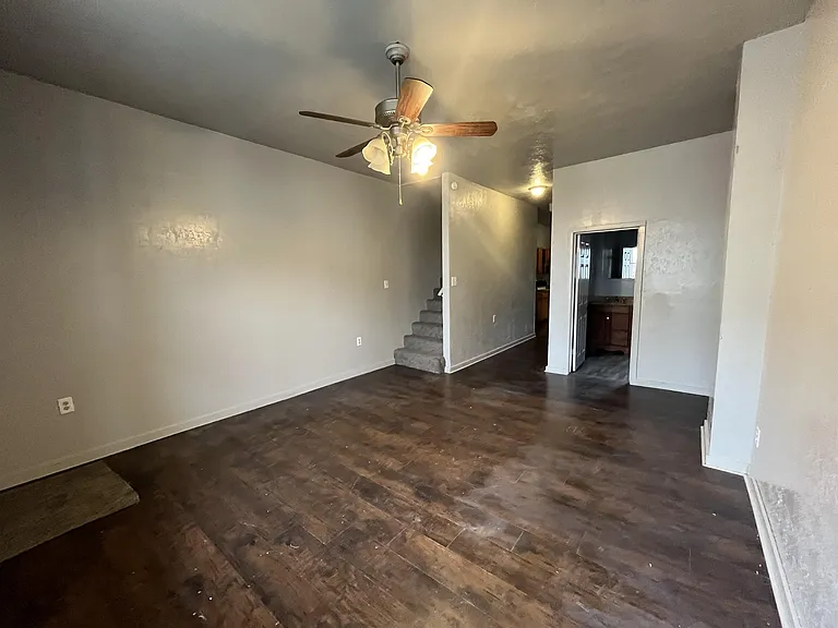 615 W Locust St — Photo 4
