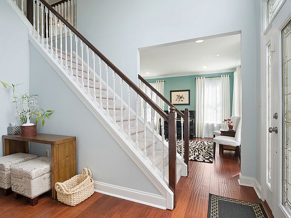 3rd image of 20 Woodsview Dr