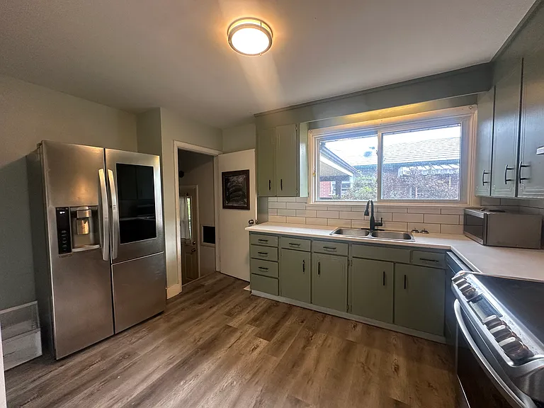 549 Hillside St — Photo 5