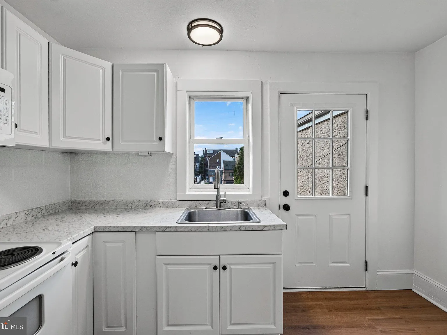 1 bed, 1.0 bath, 2952 sqft, $1,800 — Photo 3