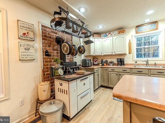 4th image of 216 Angel Country Ln