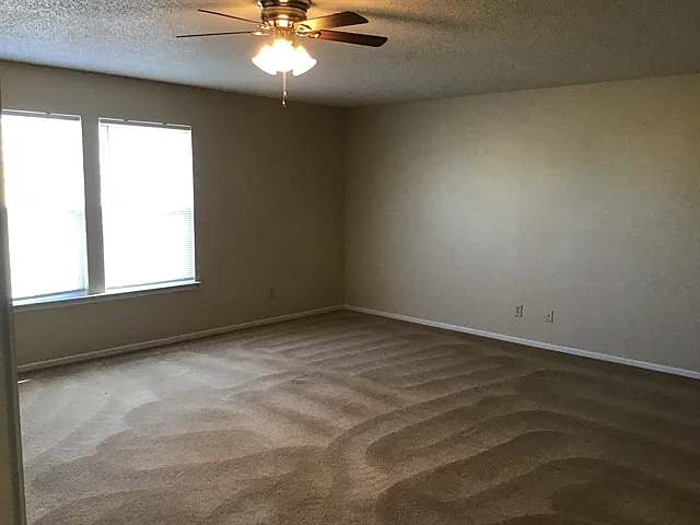 1909 Southernwood Ln — Photo 6