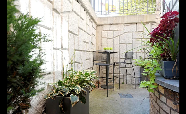 Sold by Douglas Elliman | media 18