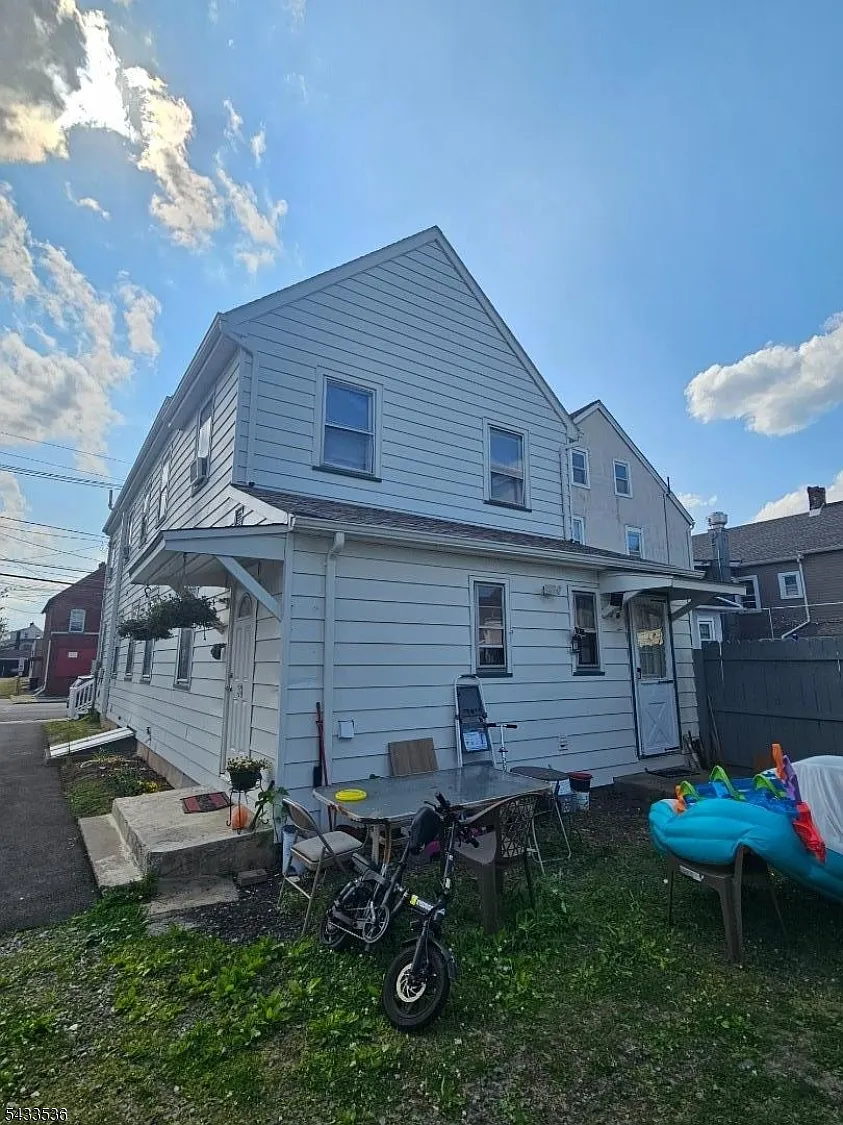 Building Photo - 38A N Thompson St
