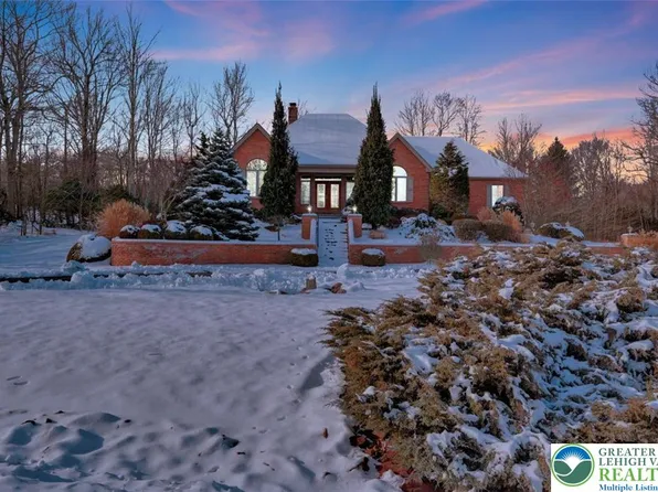 235 Wolf Hollow Rd, Lake Harmony, PA 18624