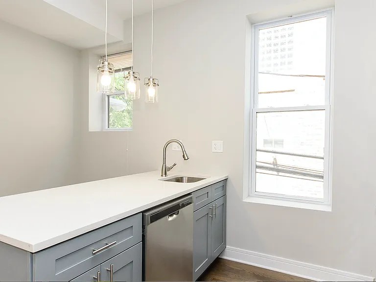 1945 N Winchester Ave #2F — Photo 2