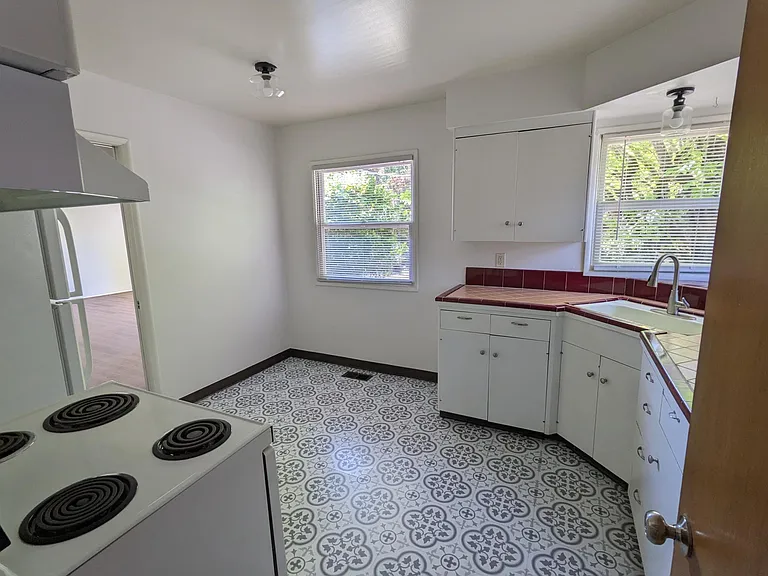 4805 SE Yamhill St — Photo 15